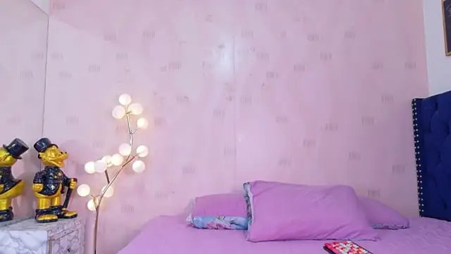 Snapshot of littleebonymommy chatting on May 1, 2026, 7:30 pm littleebonymommy online show from May 1, 2026, 7:30 pm