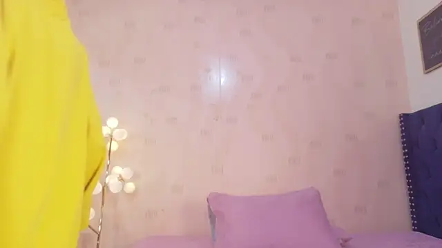 Snapshot of littleebonymommy chatting on April 22, 2026, 2:29 am littleebonymommy online show from April 22, 2026, 2:29 am