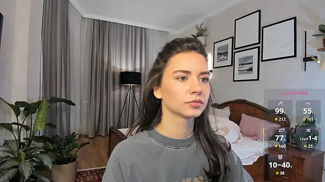 NicoleLuv online show from December 4, 2025, 2:49 pm