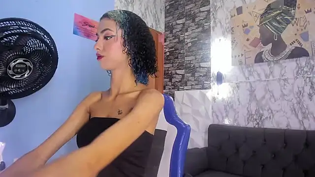 Snapshot of Queen_Cuarxxo chatting on January 27, 2025, 11:43 pm Queen Cuarxxo online show from January 27, 2025, 11:43 pm