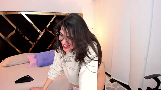 Snapshot of Amelie_saenz chatting on February 5, 2025, 1:58 am Amelie saenz online show from February 5, 2025, 1:58 am