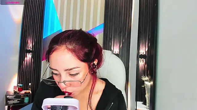 emily layton online show from December 2, 2025, 2:41 pm