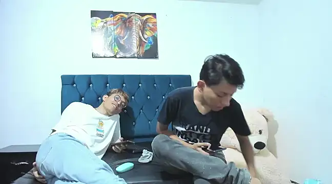 Snapshot of AXEL_AND_THOMAS chatting on December 10, 2024, 1:33 pm AXEL AND THOMAS online show from December 10, 2024, 1:33 pm