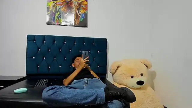 Snapshot of AXEL_AND_THOMAS chatting on December 11, 2024, 1:39 pm AXEL AND THOMAS online show from December 11, 2024, 1:39 pm