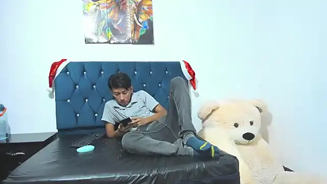 Snapshot of AXEL_AND_THOMAS chatting on December 13, 2024, 1:33 pm AXEL AND THOMAS online show from December 13, 2024, 1:33 pm