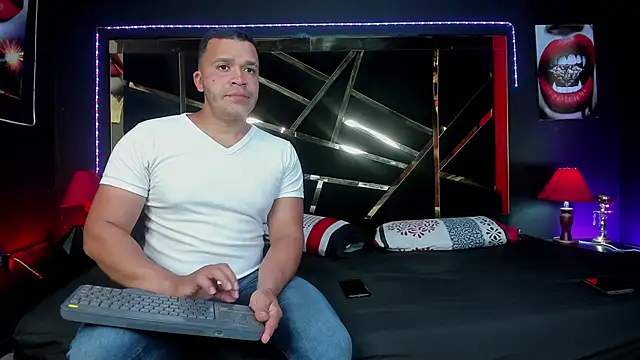 Snapshot of AndyandFran chatting on December 5, 2025, 9:01 pm AndyandFran online show from December 5, 2025, 9:01 pm