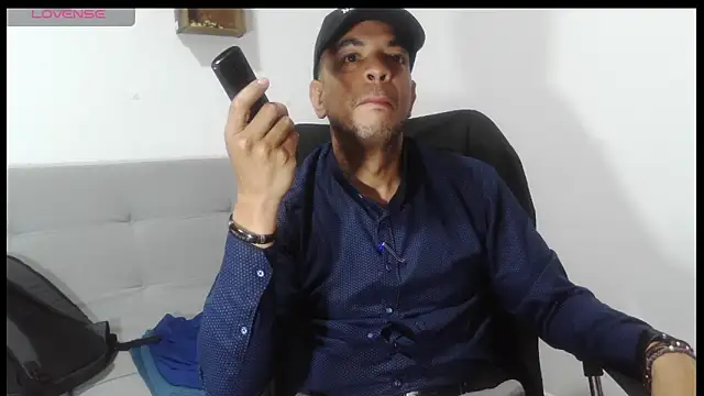 latinmartin73 online show from April 21, 2026, 11:00 pm