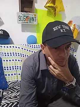 latinmartin73 online show from October 8, 2025, 12:45 am