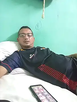 Andresguz35 online show from February 15, 2026, 10:52 pm