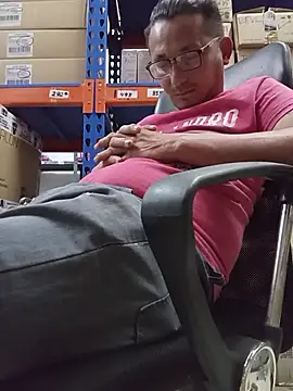 Snapshot of Andresguz35 chatting on October 18, 2025, 5:04 pm Andresguz35 online show from October 18, 2025, 5:04 pm