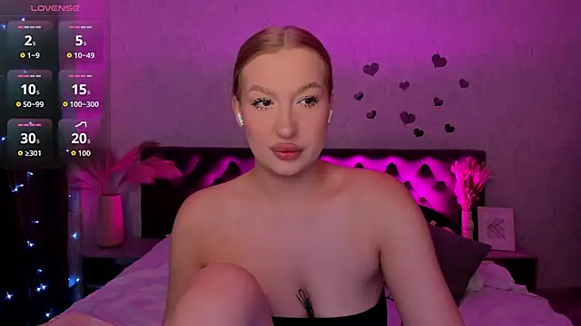 Snapshot of Emma__Leee chatting on October 13, 2025, 12:01 am Emma Leee online show from October 13, 2025, 12:01 am