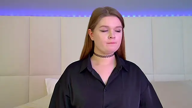 CrystalLyons online show from March 4, 2025, 4:09 pm