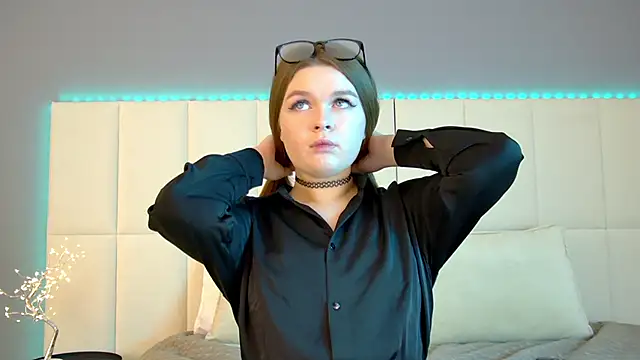 CrystalLyons online show from March 4, 2025, 6:58 am