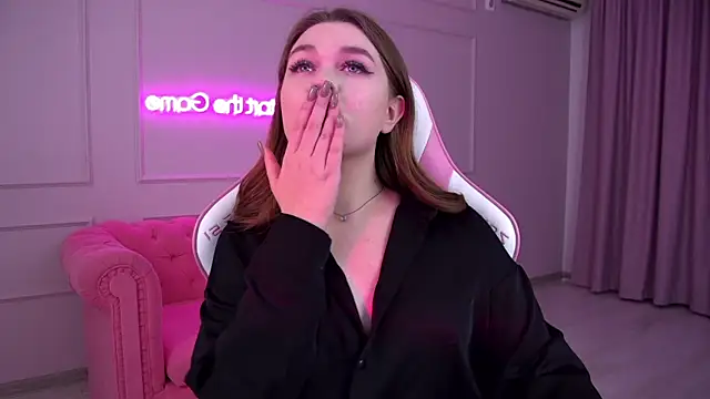 CrystalLyons online show from March 11, 2025, 6:19 am