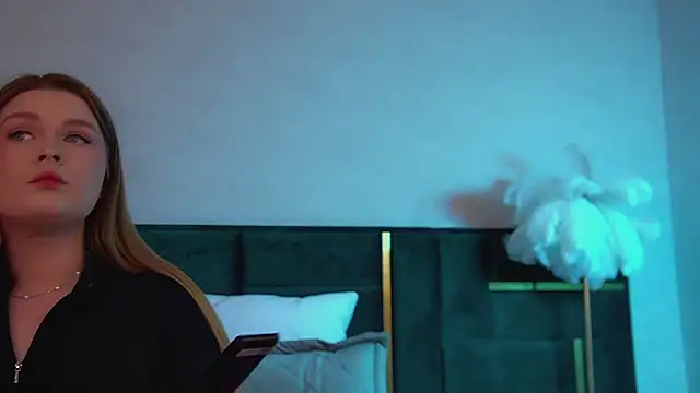 CrystalLyons online show from November 24, 2025, 6:08 pm