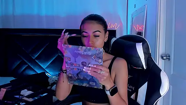 ZaraLim online show from November 14, 2025, 2:32 pm