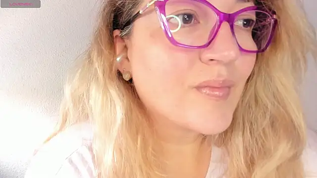 Naty Mature  online show from May 10, 2026, 5:37 pm