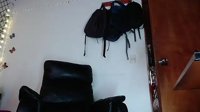 calioppe01 online show from December 5, 2025, 1:32 pm