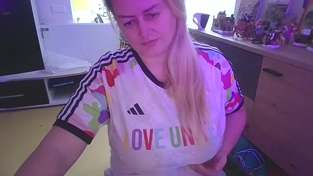 Meliss Official9 online show from December 3, 2025, 9:31 am