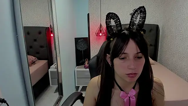 MAGNOLEROY online show from November 14, 2025, 1:04 pm