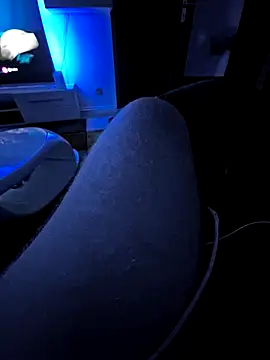 Snapshot of Warumnicht1980 chatting on February 14, 2025, 5:51 am Warumnicht1980 online show from February 14, 2025, 5:51 am