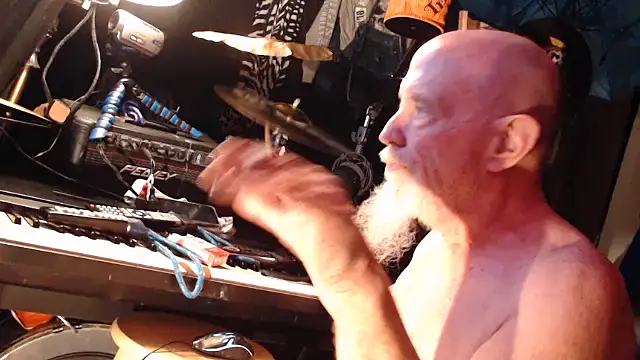 Snapshot of DREAMZ420 chatting on October 13, 2025, 10:10 pm DREAMZ420 online show from October 13, 2025, 10:10 pm