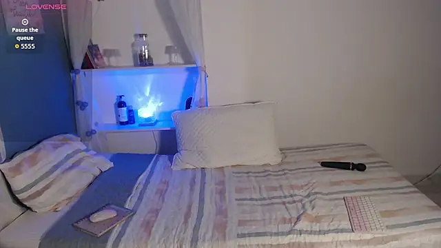 Mily Miley online show from November 26, 2025, 8:42 pm