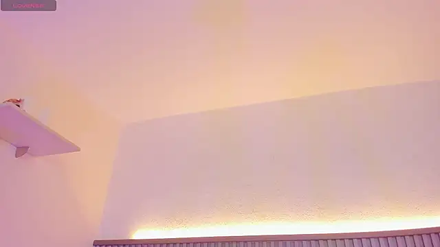 pretty sunlight  online show from May 27, 2026, 9:44 pm