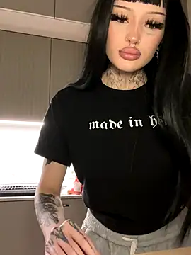 madelinexx online show from November 7, 2025, 4:11 pm