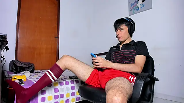 Snapshot of Huge_latin_cock chatting on January 27, 2025, 10:06 pm Huge latin cock online show from January 27, 2025, 10:06 pm