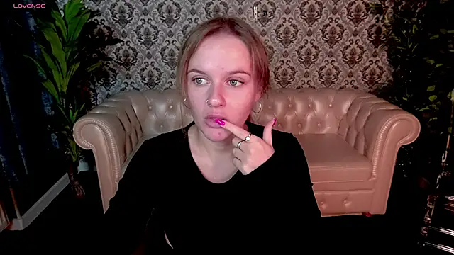 Snapshot of MaribelRiverr_ chatting on September 21, 2025, 5:23 am MaribelRiverr online show from September 21, 2025, 5:23 am