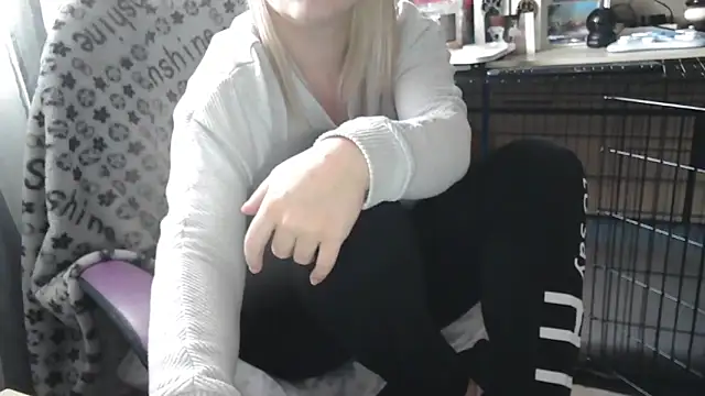 Snapshot of LaRa_forU chatting on February 17, 2025, 3:55 pm LaRa forU online show from February 17, 2025, 3:55 pm