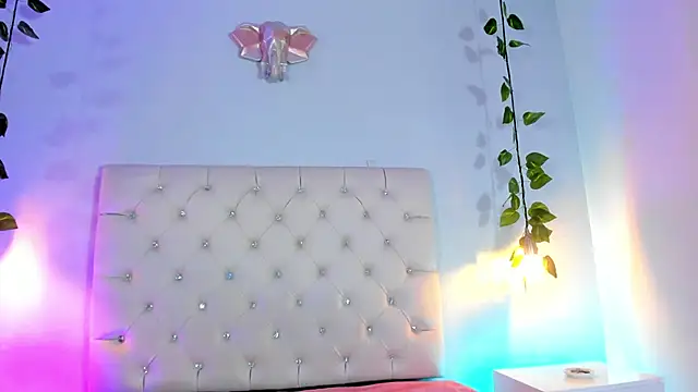 Isabella Flowers online show from November 28, 2025, 7:47 pm