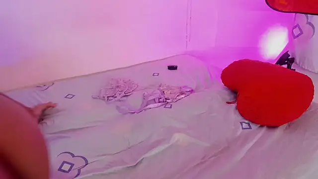 LoveBirds  1 online show from December 13, 2025, 8:04 pm