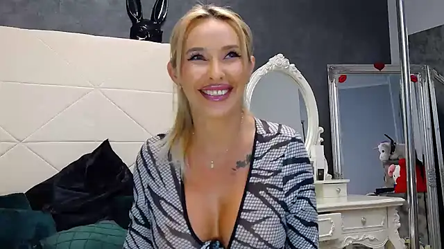 IssaSmith online show from September 17, 2025, 8:05 am