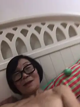 Snapshot of MaMa_1960 chatting on December 17, 2024, 7:48 pm MaMa 1960 online show from December 17, 2024, 7:48 pm