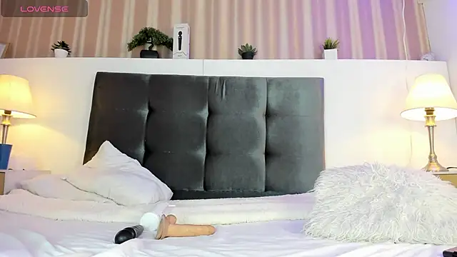 bunniestwosomee online show from February 13, 2025, 7:42 pm