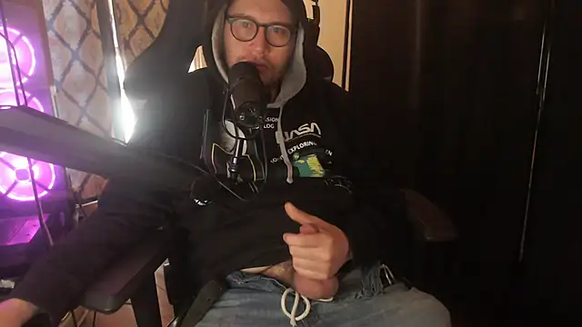 Snapshot of chicostick413 chatting on March 21, 2026, 5:28 pm chicostick413 online show from March 21, 2026, 5:28 pm