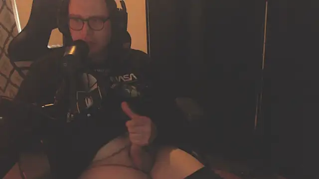 Snapshot of chicostick413 chatting on January 7, 2026, 3:28 pm chicostick413 online show from January 7, 2026, 3:28 pm