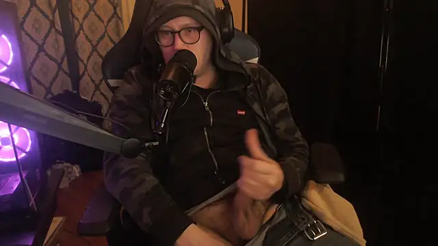 Snapshot of chicostick413 chatting on February 28, 2026, 11:15 pm chicostick413 online show from February 28, 2026, 11:15 pm