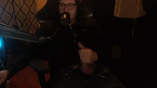 Snapshot of chicostick413 chatting on February 11, 2026, 12:32 am chicostick413 online show from February 11, 2026, 12:32 am