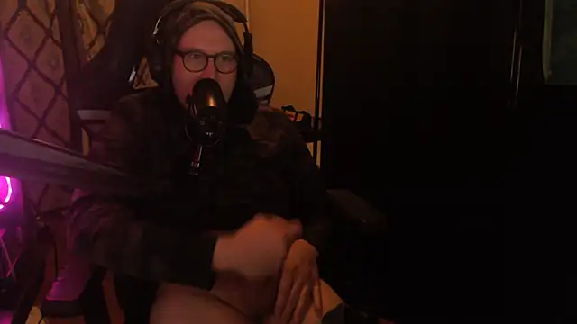 Snapshot of chicostick413 chatting on March 25, 2026, 12:33 am chicostick413 online show from March 25, 2026, 12:33 am