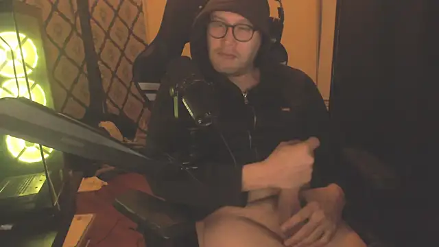 Snapshot of chicostick413 chatting on January 14, 2026, 2:15 am chicostick413 online show from January 14, 2026, 2:15 am