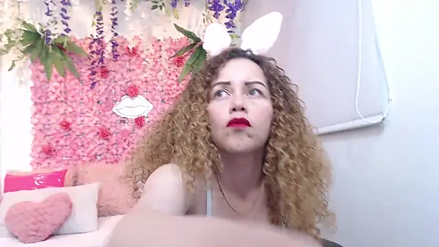 Snapshot of BLONDE_SEXYHOT chatting on October 3, 2025, 5:31 am BLONDE SEXYHOT online show from October 3, 2025, 5:31 am