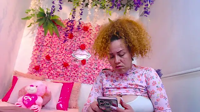 Snapshot of BLONDE_SEXYHOT chatting on October 17, 2025, 5:26 pm BLONDE SEXYHOT online show from October 17, 2025, 5:26 pm