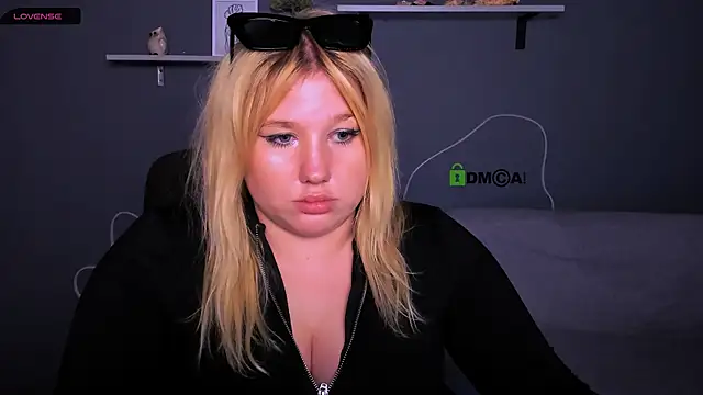 juli kisss online show from October 4, 2025, 6:15 am