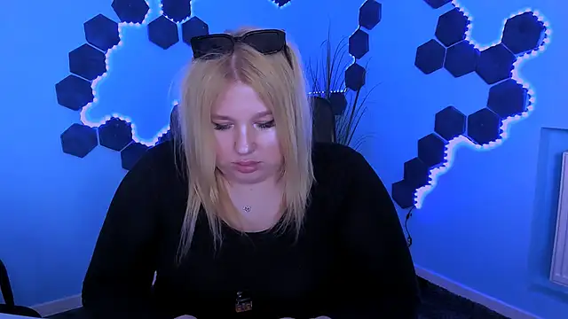 juli kisss online show from April 24, 2026, 1:24 pm