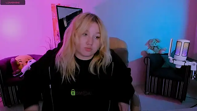 juli kisss online show from October 14, 2025, 11:47 pm