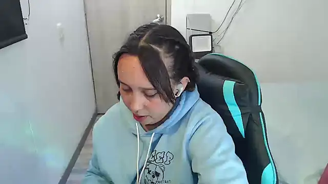 Skarlet Adams28 online show from November 27, 2025, 10:32 pm