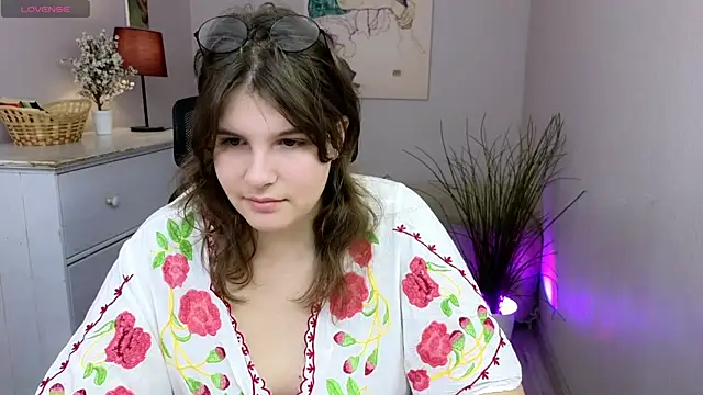 Ruyjin Choi online show from November 18, 2025, 10:51 am